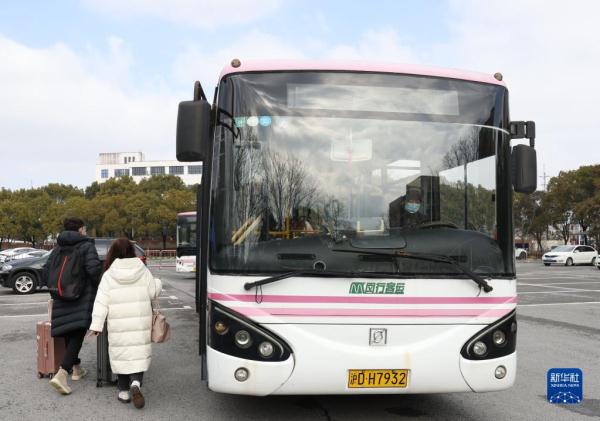 上海高校迎开学 疫情防控不放松